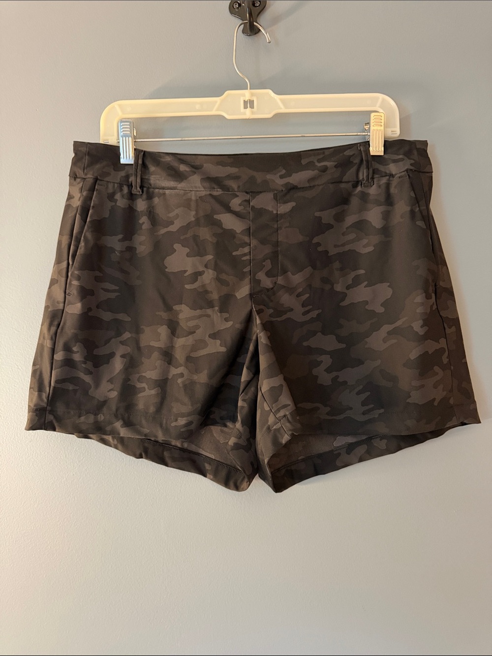 Spanx Women’s Dark Gray/Green Camouflage Performance Shorts Like New Silky